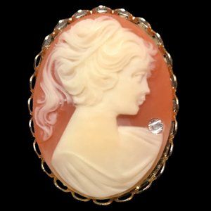 Brooch Woman's Vintage Cameo Scalloped Gold Toned Oval Profile Carnelian & Cream
